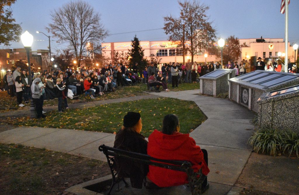 tree lighting 11-2019 274 (1024x670).jpg